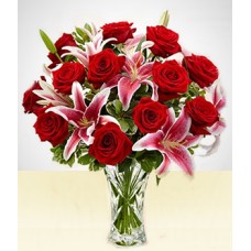 Lovable: lírios cor de rosa e rosas vermelhas