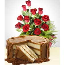 Combinação doçura: Bolo + buquê de 12 rosas