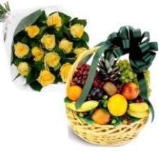 Cesta de frutas com 12 rosas amarelas