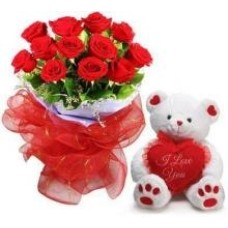 12 rosas vermelhas e um pequeno urso de pelúcia