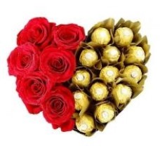 Arranjo em formato de coração com 6 rosas vermelhas e 16 bombons Ferrero Rocher.
