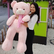Urso de pelúcia de 1 metro e 10 cm - Rubi com cachecol rosa