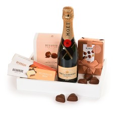 Bandeja de presente Neuhaus com champanhe Moët e chocolates