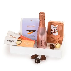 Bandeja de presente Neuhaus com espumante Bottega Rose e chocolates.