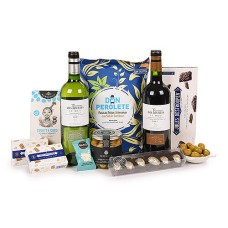Kit de boas-vindas de luxo com vinho Chateau Des Tourtes e doces.