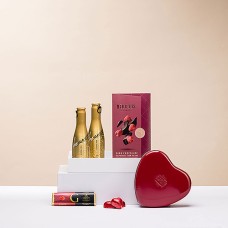 Vinho espumante sem álcool com corações de chocolate