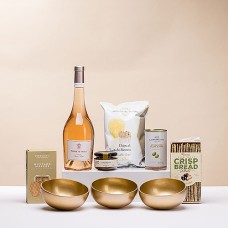 Hora do aperitivo com vinho rosé e taças douradas