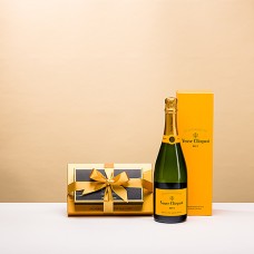 Torre de best-sellers da Godiva com Veuve Clicquot em caixa de presente