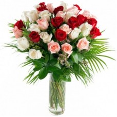36 rosas de cores variadas em vaso de vidro