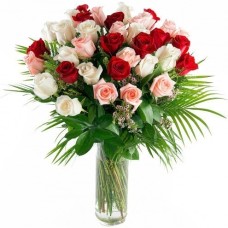 36 rosas de cores variadas em vaso de vidro