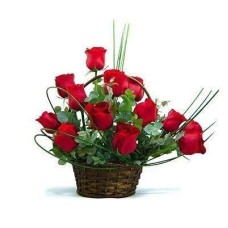 Cesta com 12 rosas - Você escolhe a cor.