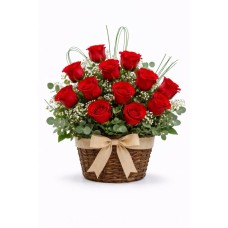 Cesta com 12 rosas – Você escolhe a cor.