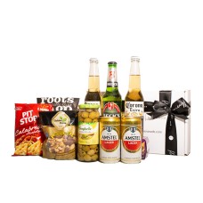 Cesta de cerveja com petiscos