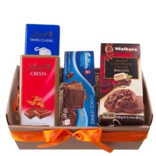 Cesta de presentes em abundância de chocolates