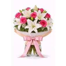 Rosas e lírios em um vaso