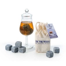 Copo de degustação e cubos de gelo de granito azul para whisky da Bretanha.
