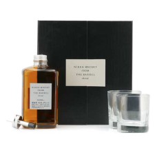 Caixa de presente Nikka From The Barrel com 2 copos de dose e bico dosador.