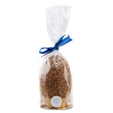 Ovo de chocolate amargo com flocos de praliné, decorado com ovos, frituras e mais flocos de praliné.