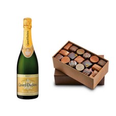 Conjunto de chocolates e champanhe Canard Duchne Brut em meia garrafa.