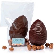 Ovo listrado de chocolate amargo com pérolas de cereal caramelizadas de chocolate ao leite (pacote de 120g)