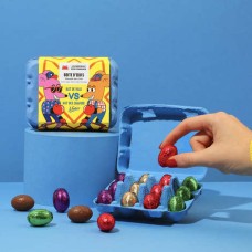 Caixa com 12 mini ovos de chocolate ao leite com amêndoas, gianduia ao leite, praliné amargo e gianduia amarga crocante (lata de 96g)