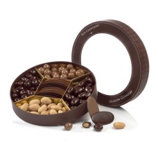 Conjunto de chocolates finos em caixa com compartimentos.