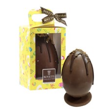 Ovo gourmet feito com chocolate amargo e ao leite e pedaços de avelã do Piemonte.
