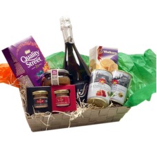 Cesta de aperitivos com Prosecco e guloseimas