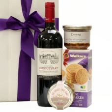 Kit de aperitivos com vinho francês e iguarias francesas.