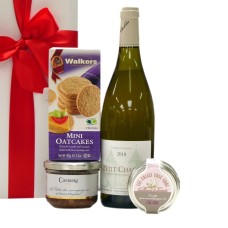 Aperitivo para presente com vinho branco Chablis e iguarias francesas.