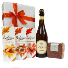 Caixa de madeira para presente com cerveja tripel belga e doces belgas.