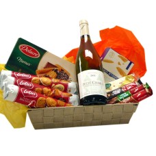 Cesta de doces belgas com vinho branco francês Chablis