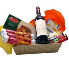 Cesta de doces belgas com vinho tinto francês de alta qualidade.