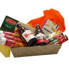 Cesta de doces com cerveja belga Duvel e Vedett