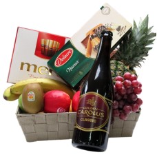 Cesta de frutas com biscoitos belgas, cerveja e chocolate.