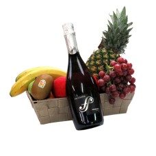 Cesta de frutas com aproximadamente 4 kg e espumante italiano.