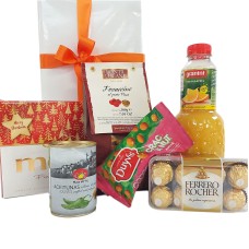 Doce e salgado combinados em um presente.