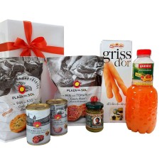 Pacote de presente com petiscos italianos e espanhóis e suco de frutas.