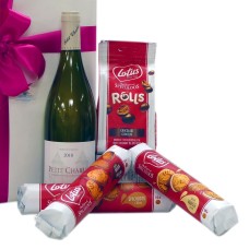 Vinho branco francês com iguarias belgas, embalado para presente.