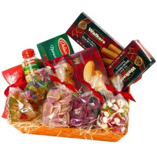 Cesta de doces com suco de frutas, biscoitos e balas macias.