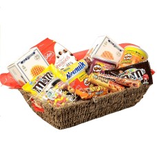 Cesta de doces deliciosos como presente