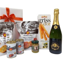 Presenteie com petiscos italianos e espanhóis E champanhe.