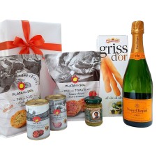 Kit de presente Veuve Clicquot com petiscos italianos e espanhóis.