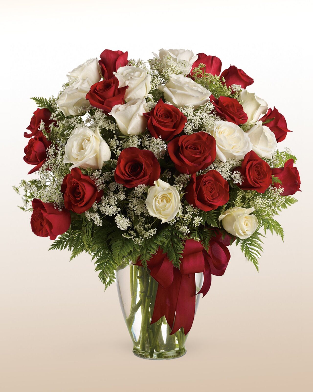 Exuberante: Rosas brancas e vermelhas