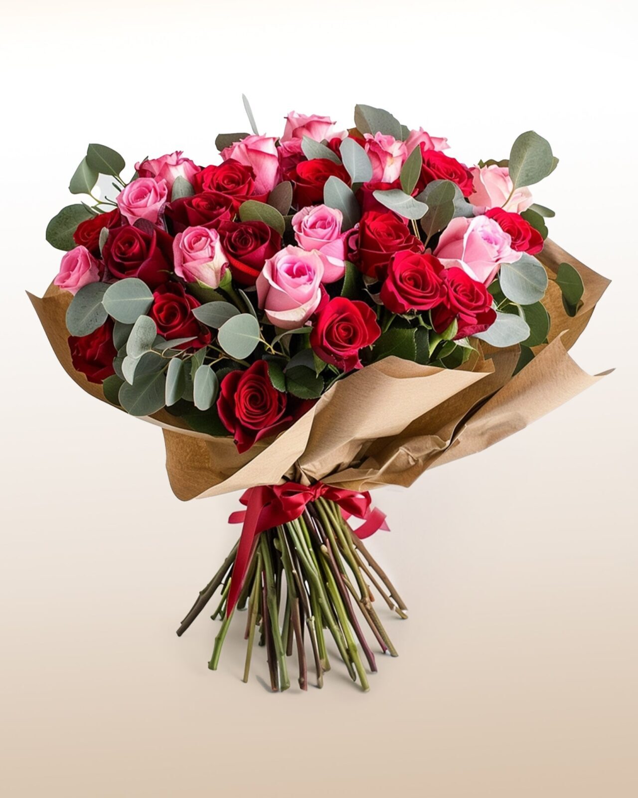 Combinação perfeita: Buquê com 36 rosas em tons de rosa e vermelho.