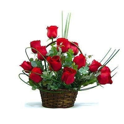 Cesta com 12 rosas - Você escolhe a cor.