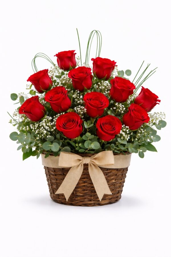 Cesta com 12 rosas – Você escolhe a cor.