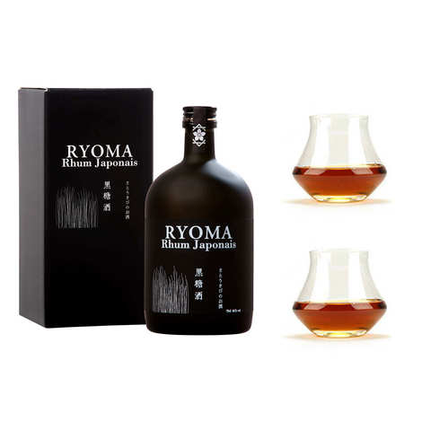 Rum japonês Ryoma, 7 anos de idade, 40% de teor alcoólico, e 2 copos.