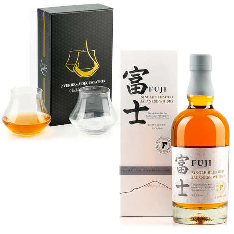 Whisky japonês Fuji Single Blended e seus 2 copos de degustação.